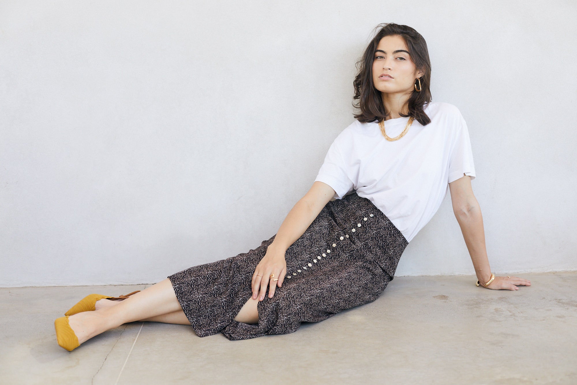 הדרא, חצאית חגיגית, חצאית ליום יום, בד בגווני חום עם כפורים מקדימה