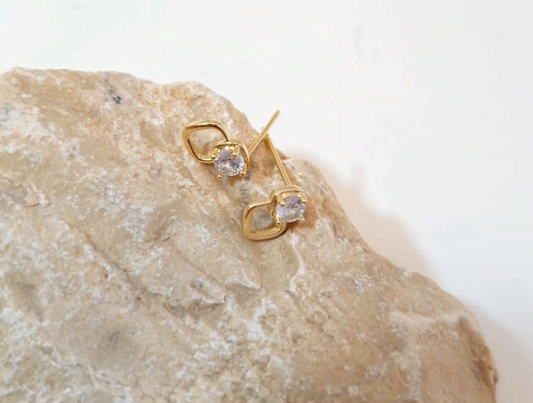 הדרא, עגיל זהב צמוד עם יהלום