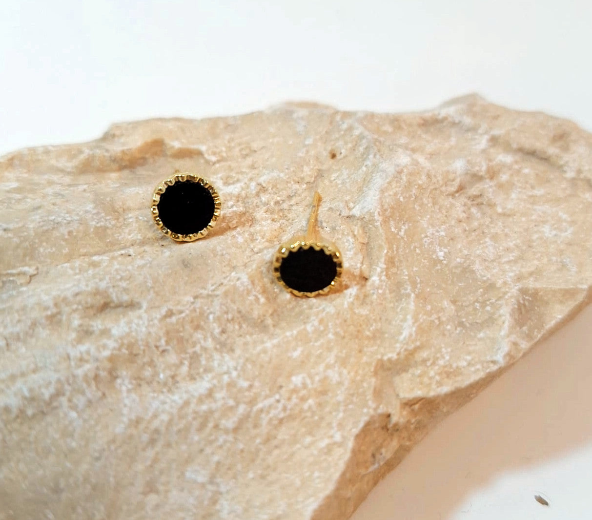 הדרא, עגיל צמוד עם אבן שחורה