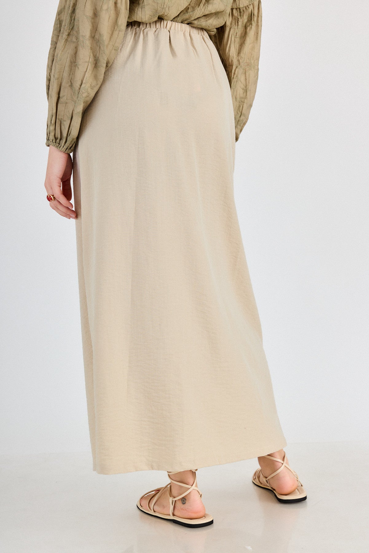 הדרא-קולקציית אביב, חצאית ארוכה בצבע בז' עם כפתורים מקדימה, חצאית חגיגית, תקריב