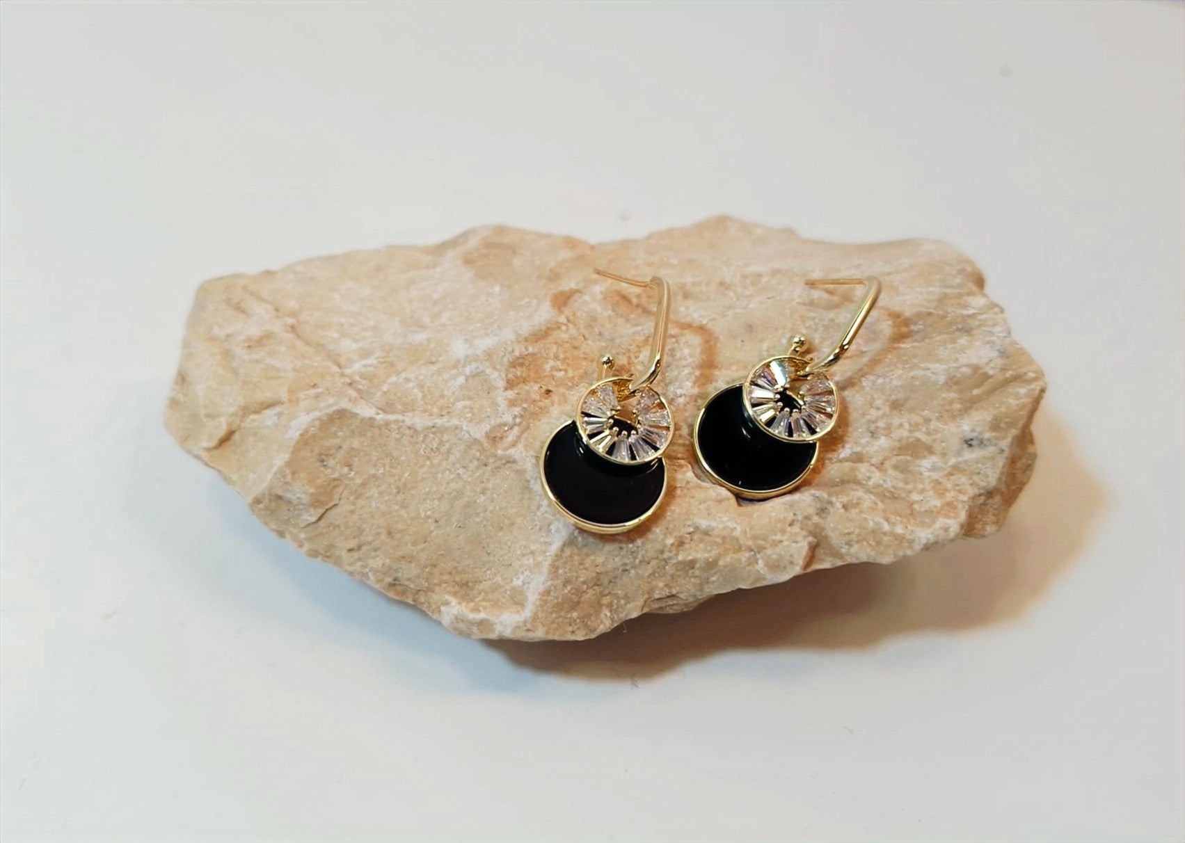 הדרא, עגיל זהב צמוד עם תליון שחור