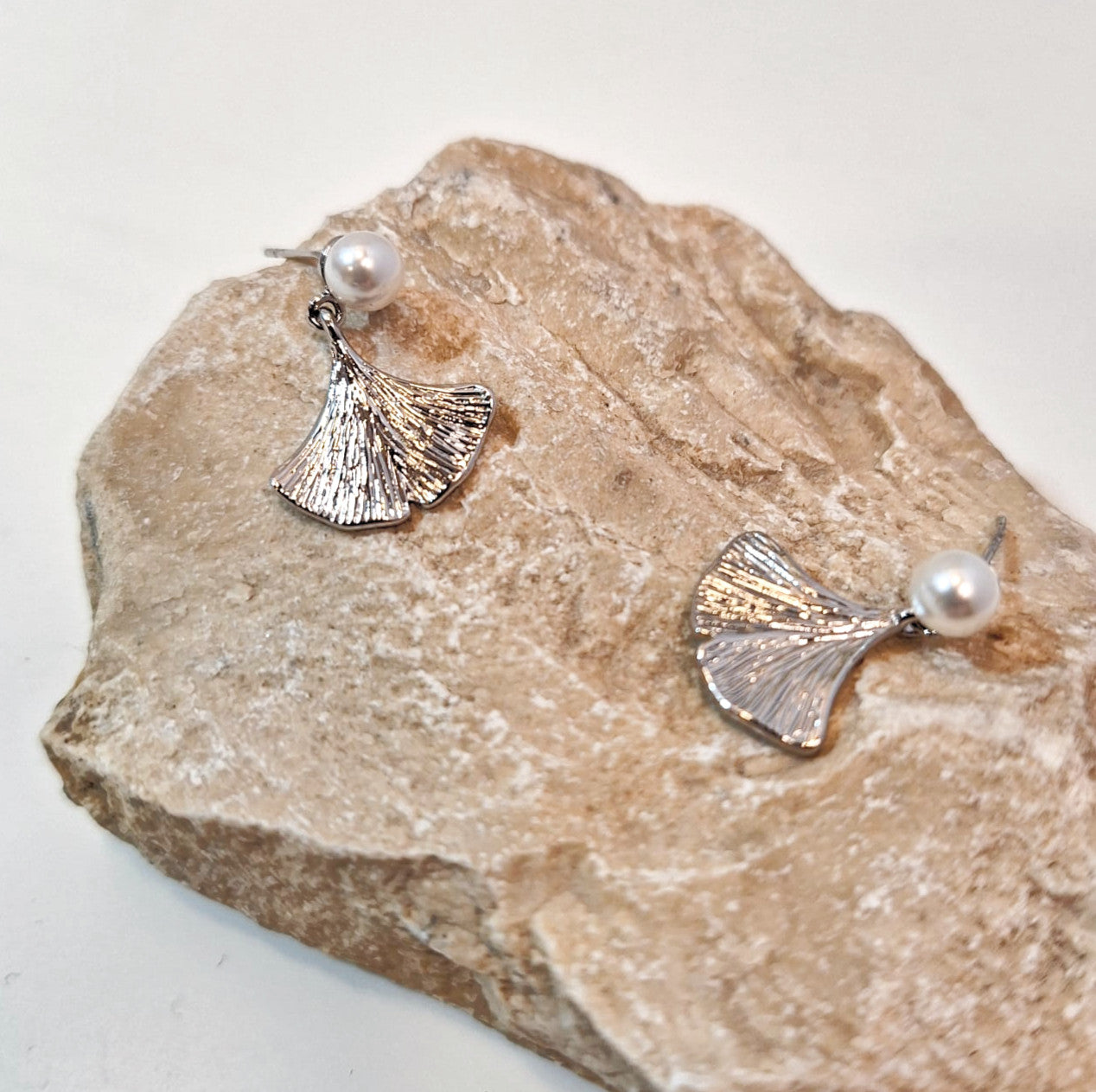 הדרא, עגיל זהב עם פנינה