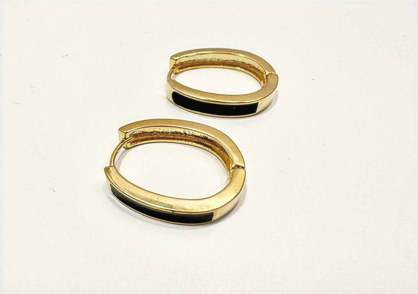 הדרא, עגיל זהב עם פס שחור