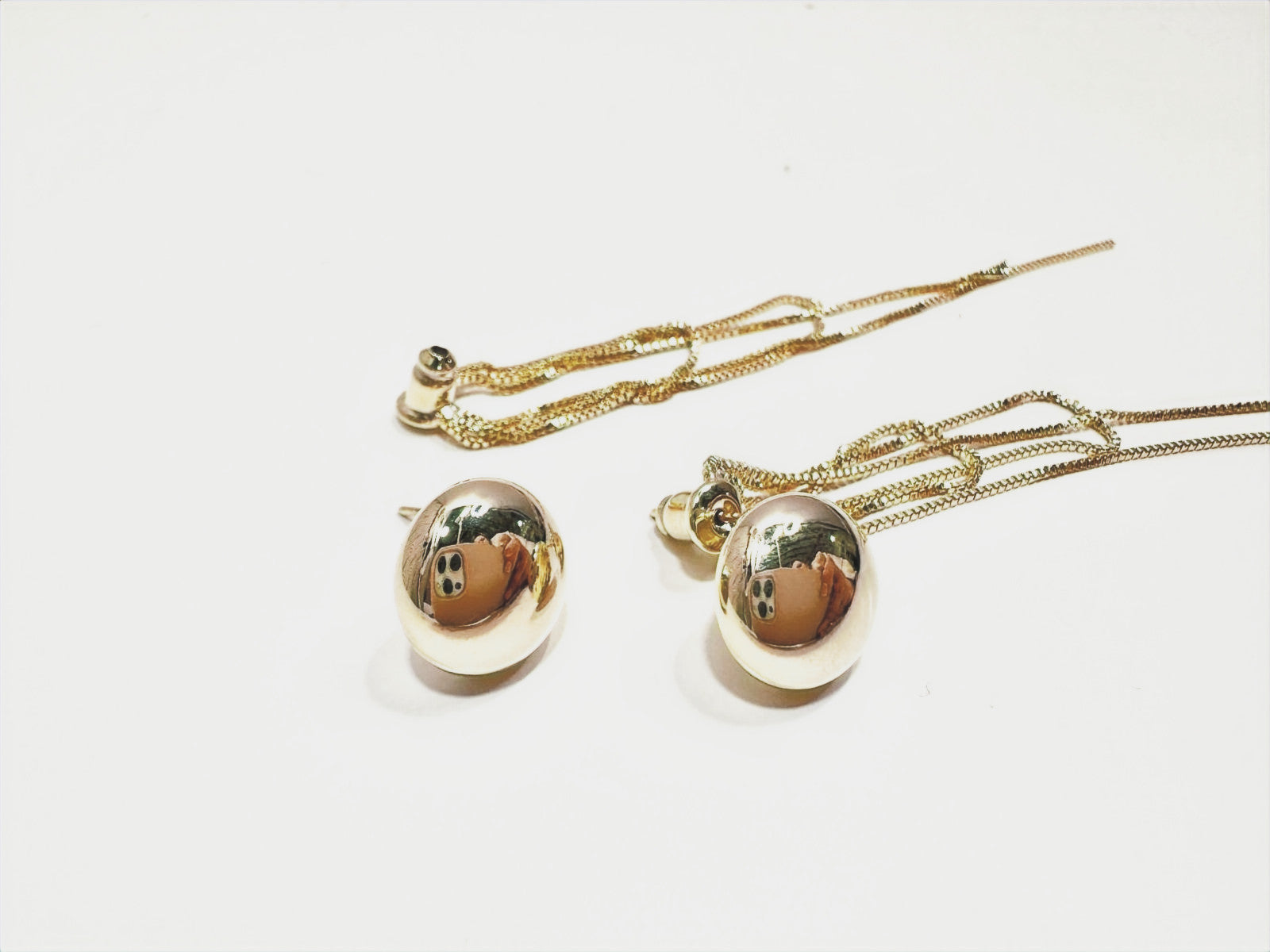 הדרא, עגיל צמוד עם פרנז זהב