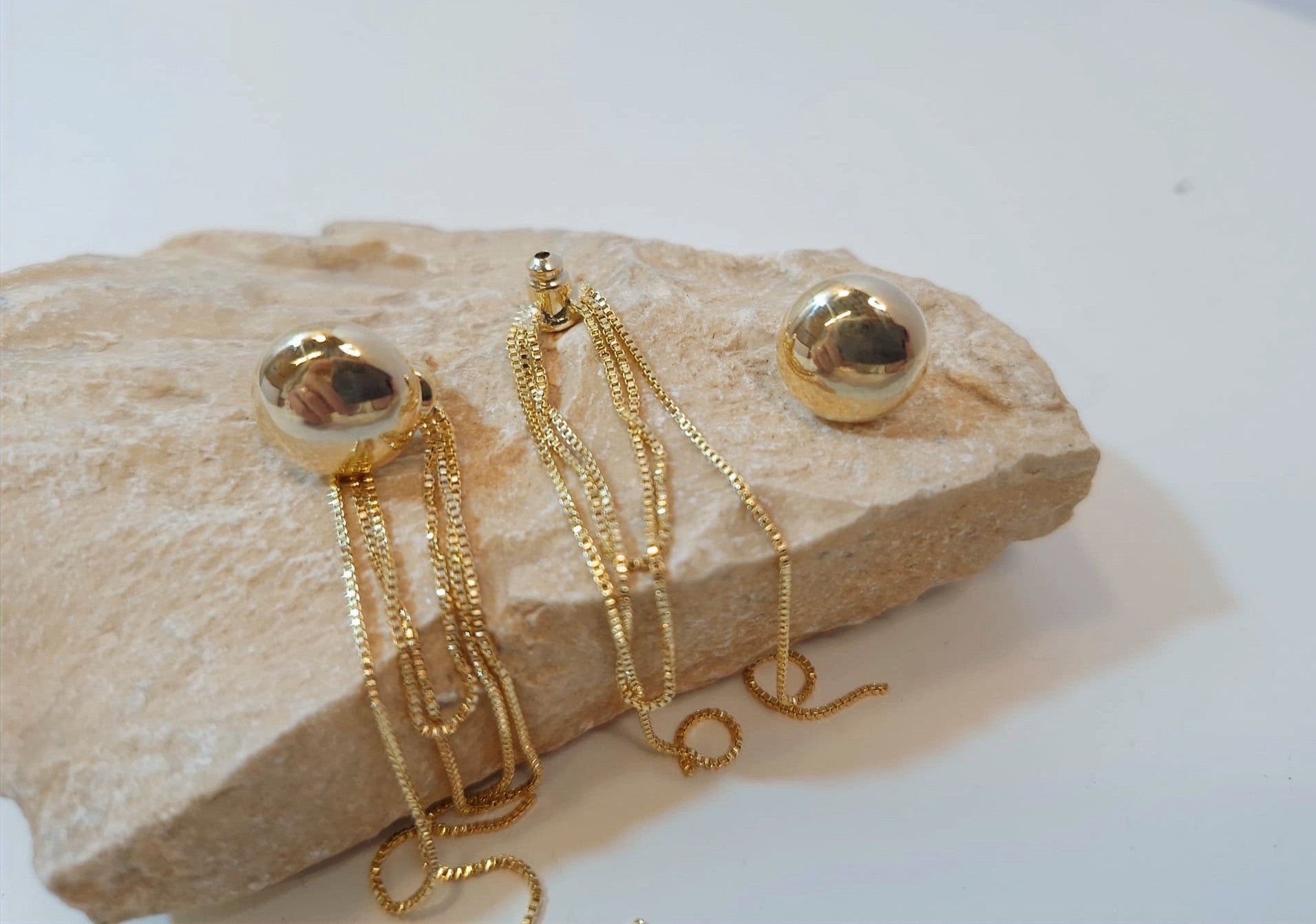 הדרא, עגיל צמוד עם פרנז זהב