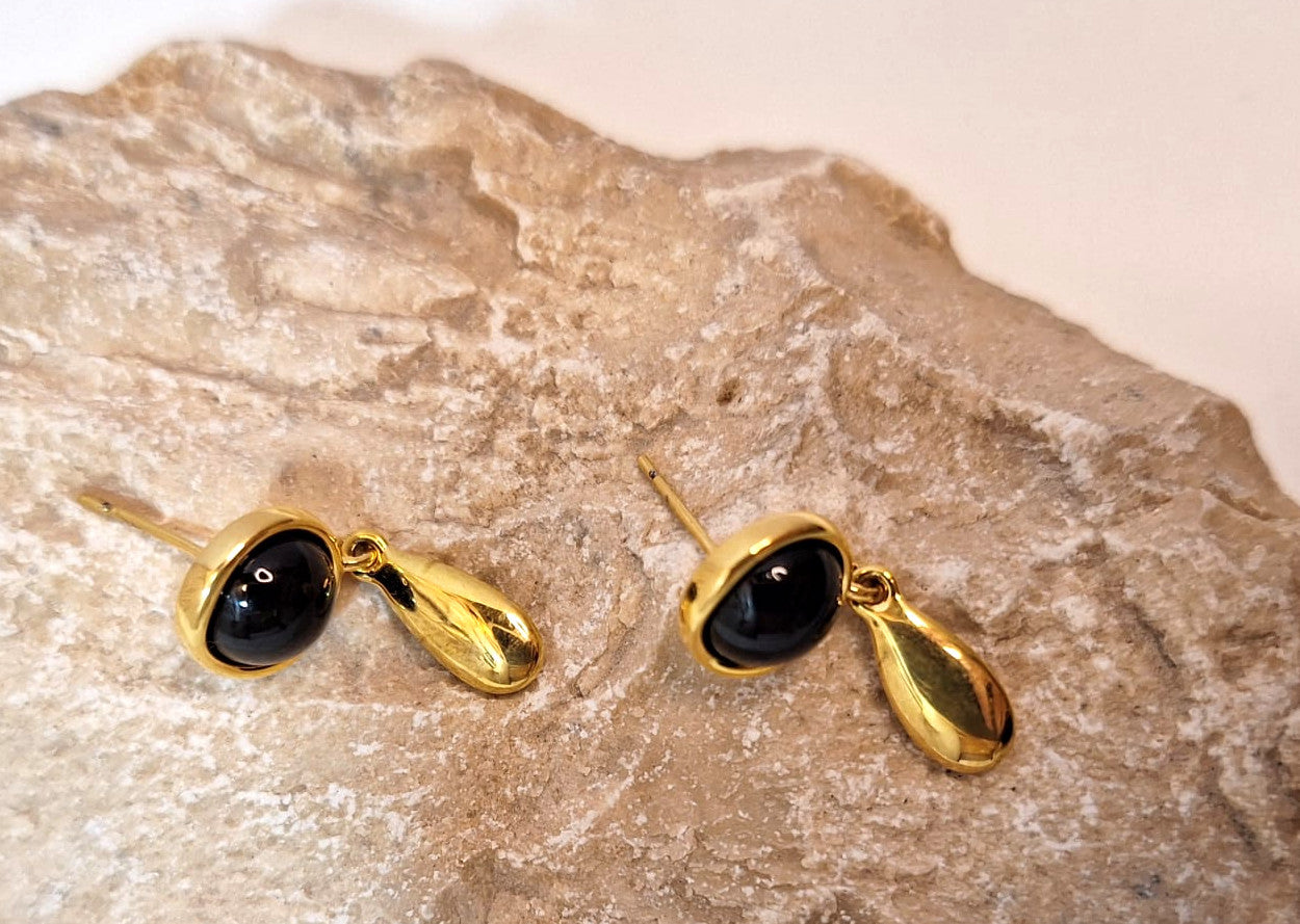 הדרא, עגיל זהב אבן שחורה