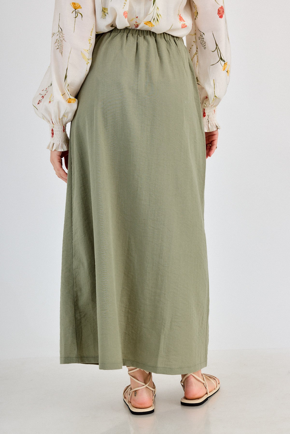 הדרא-קולקציית אביב, חצאית ארוכה ירוקה עם כפתורים מקדימה, חצאית חגיגית, תקריב