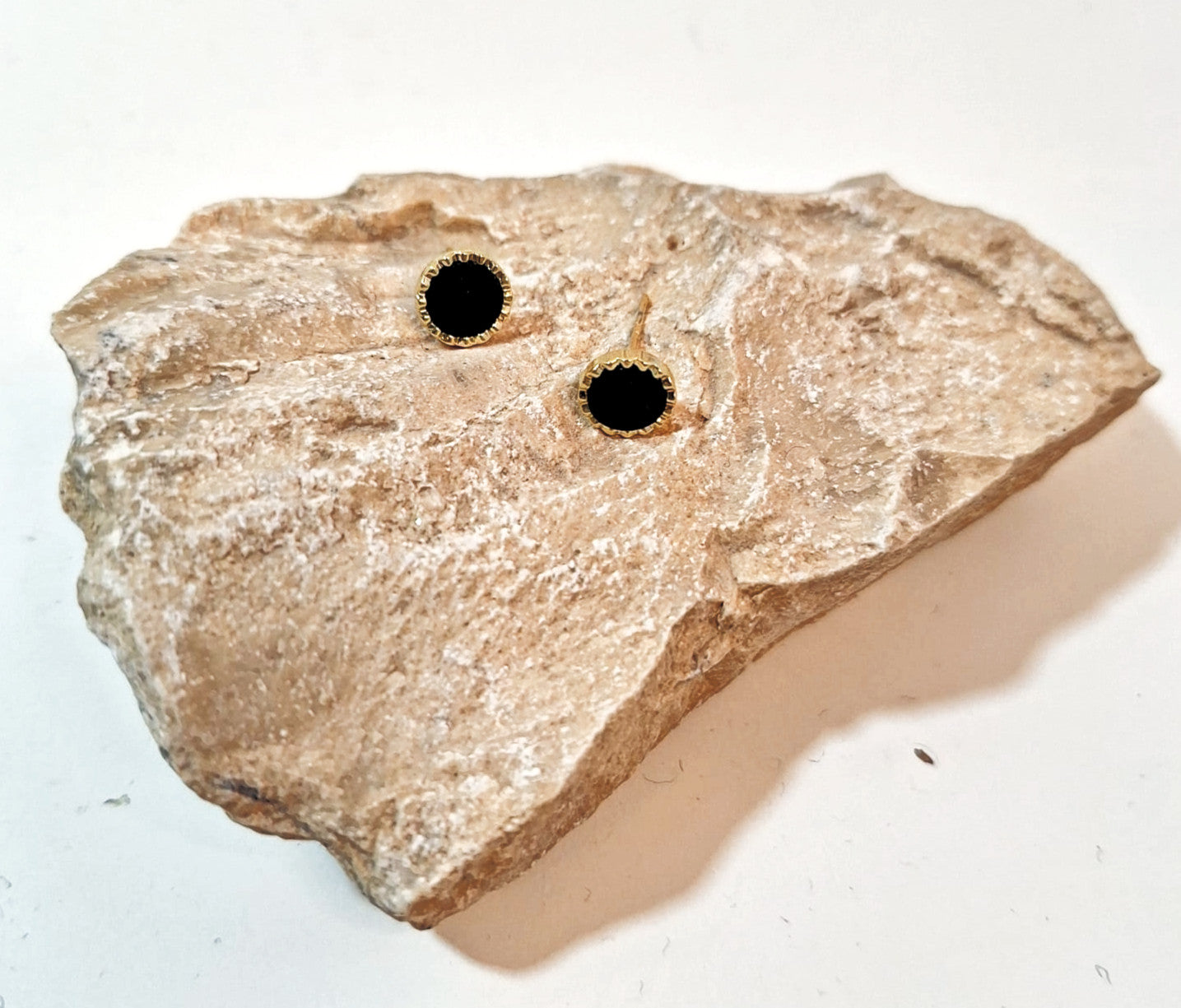 הדרא, עגיל צמוד עם אבן שחורה