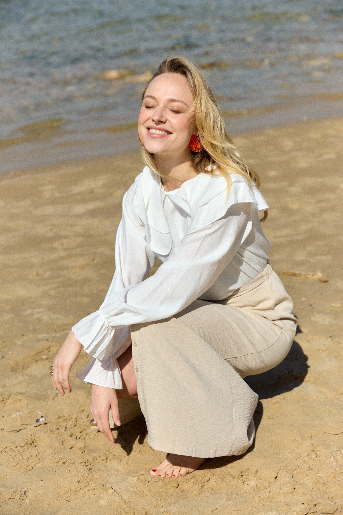 הדרא-קולקציית אביב, חצאית ארוכה בצבע בז' עם כפתורים מקדימה, חצאית חגיגית