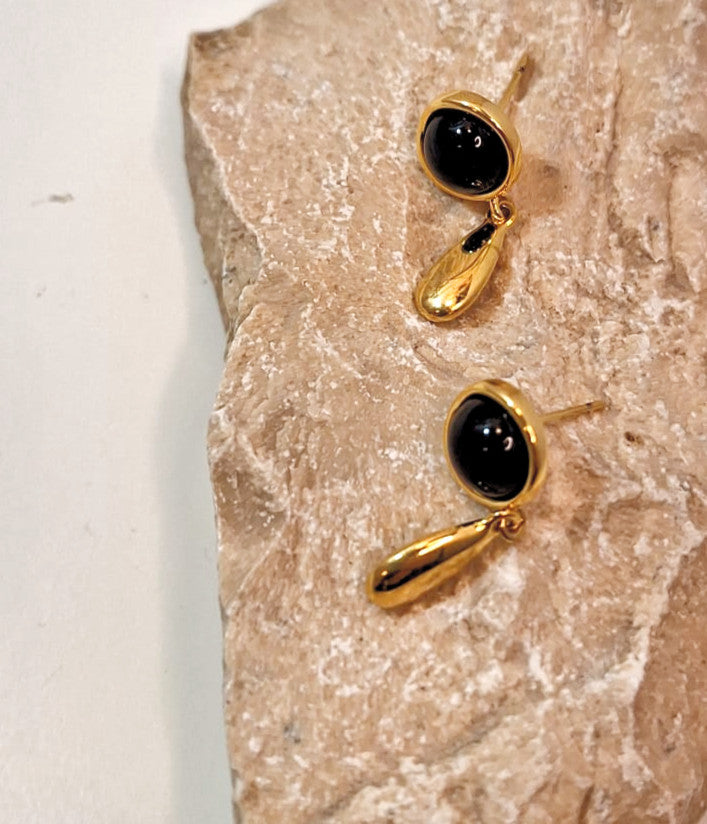 הדרא, עגיל זהב אבן שחורה