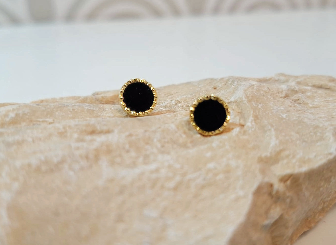 הדרא, עגיל צמוד עם אבן שחורה