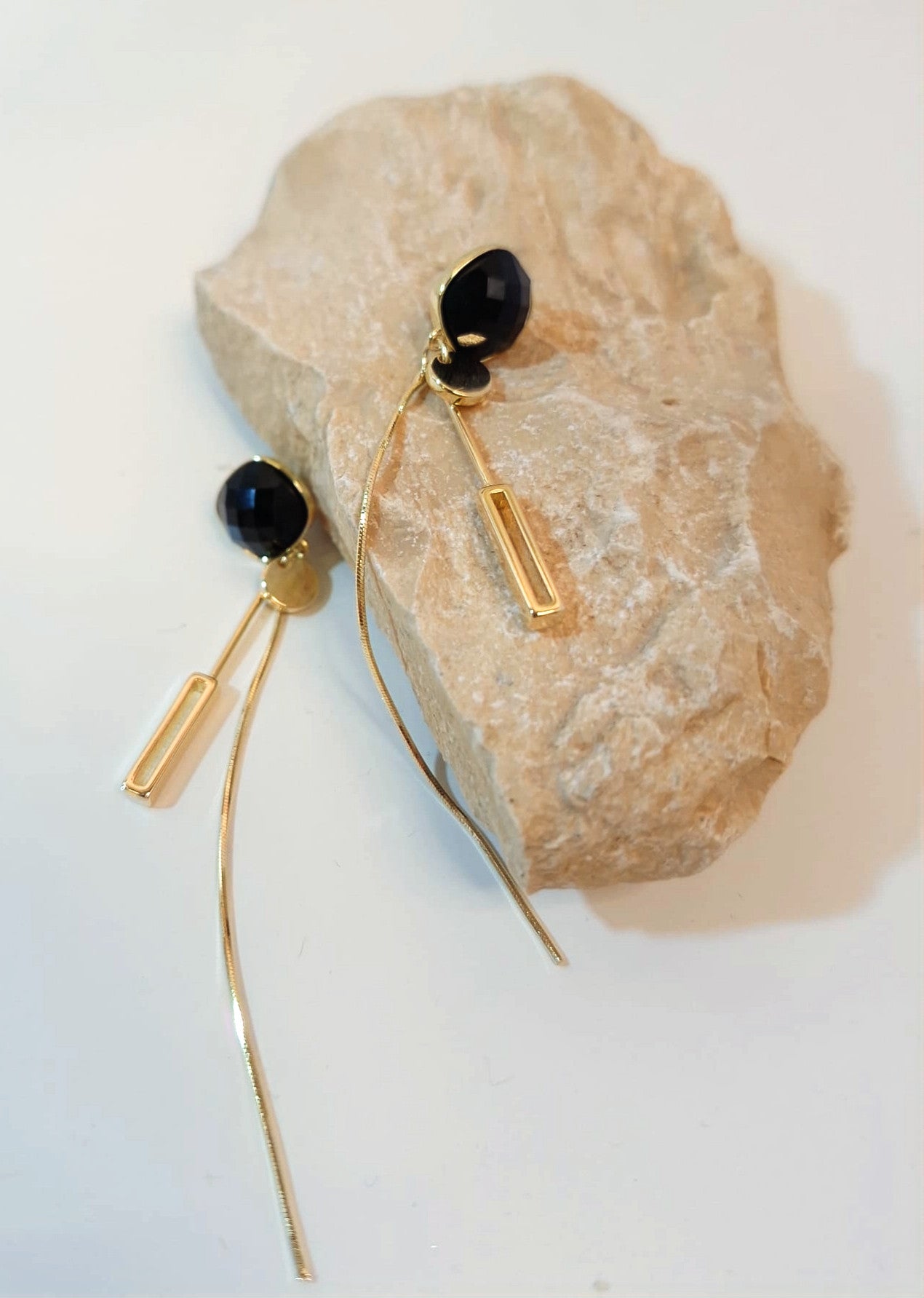 הדרא, עגיל צמוד שחור עם פרנז זהב