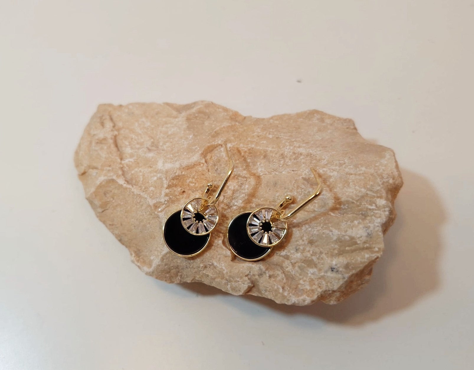 הדרא, עגיל זהב צמוד עם תליון שחור