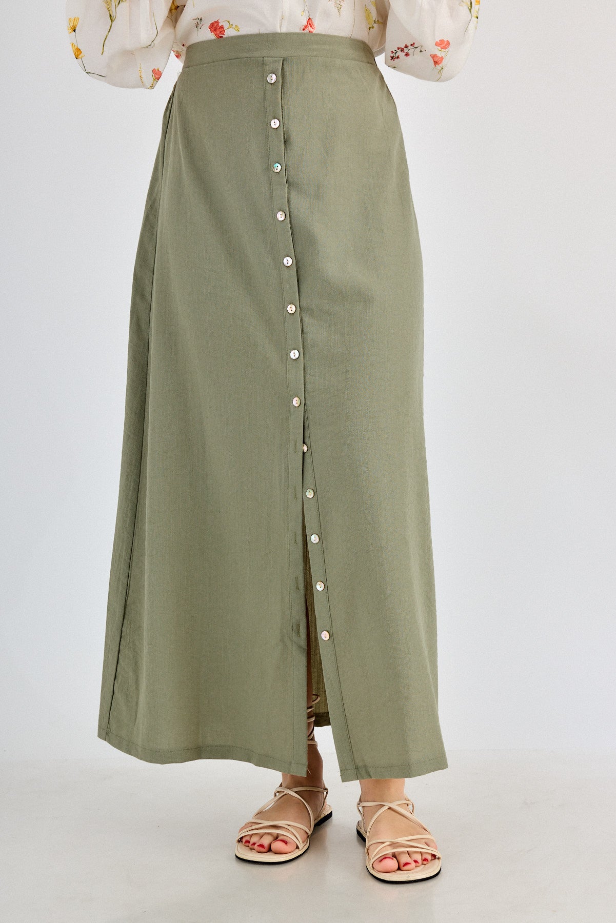 הדרא-קולקציית אביב, חצאית ארוכה ירוקה עם כפתורים מקדימה, חצאית חגיגית