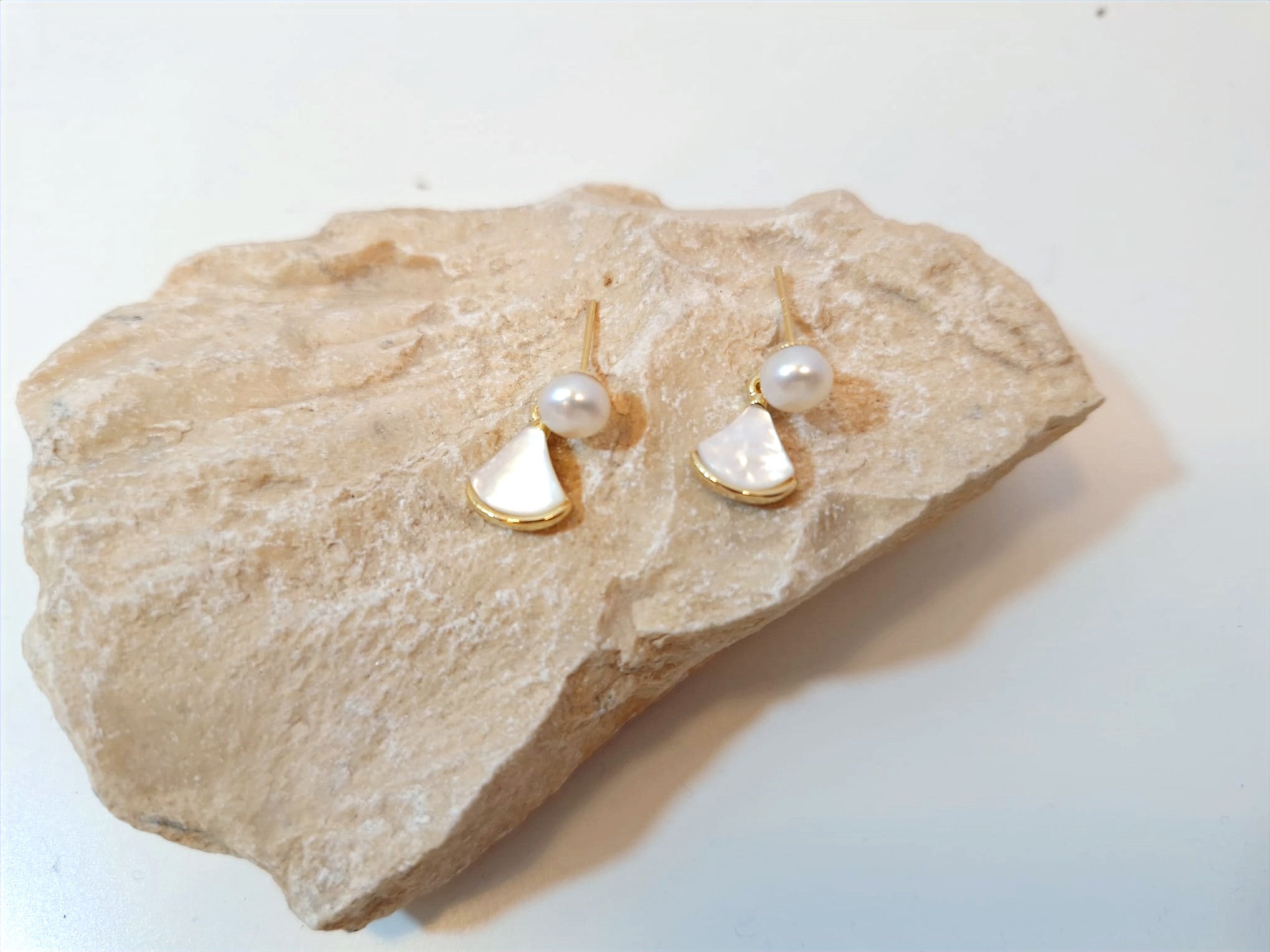 הדרא, עגיל פנינה צמוד עם תליון