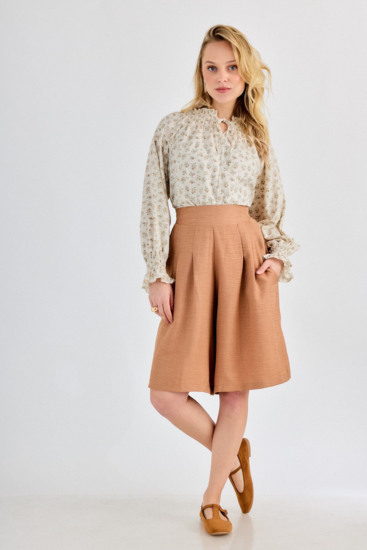 הדרא-קולקציית אביב, מכנס חצאית קצר בצבע חום, מכנס אלגנטי