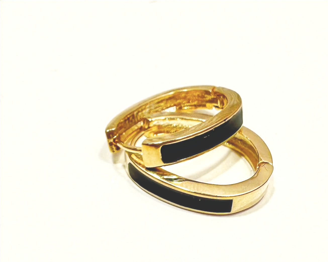 הדרא, עגיל זהב עם פס שחור