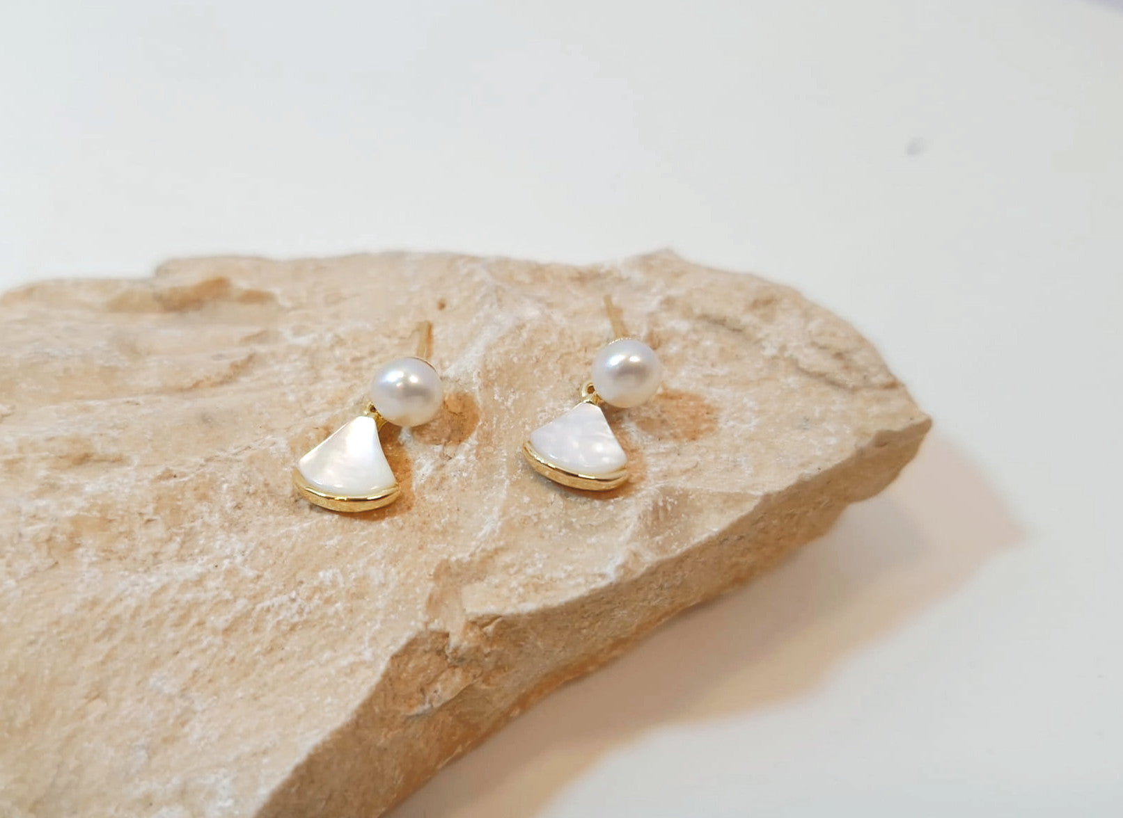 הדרא, עגיל פנינה צמוד עם תליון