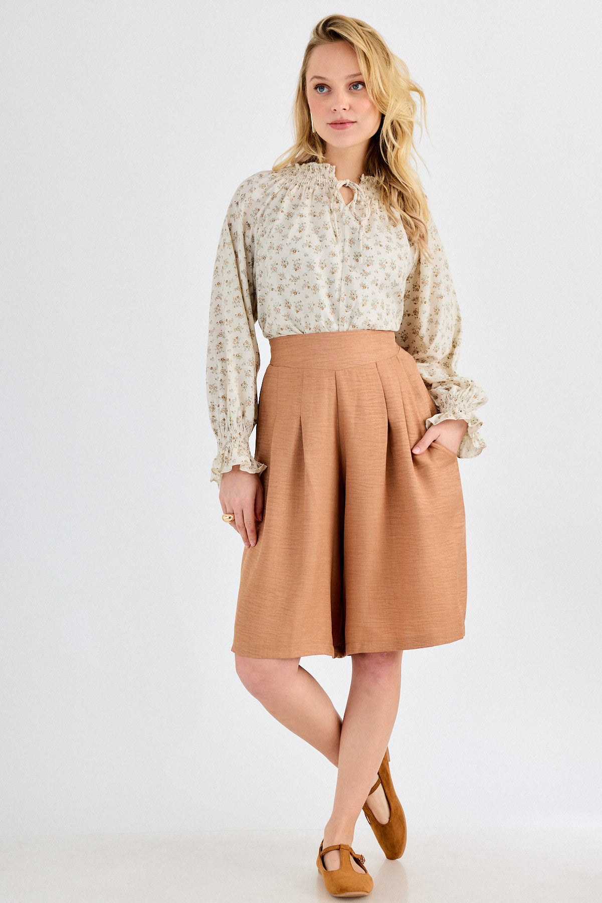 הדרא-קולקציית אביב, מכנס חצאית קצר בצבע חום, מכנס אלגנטי
