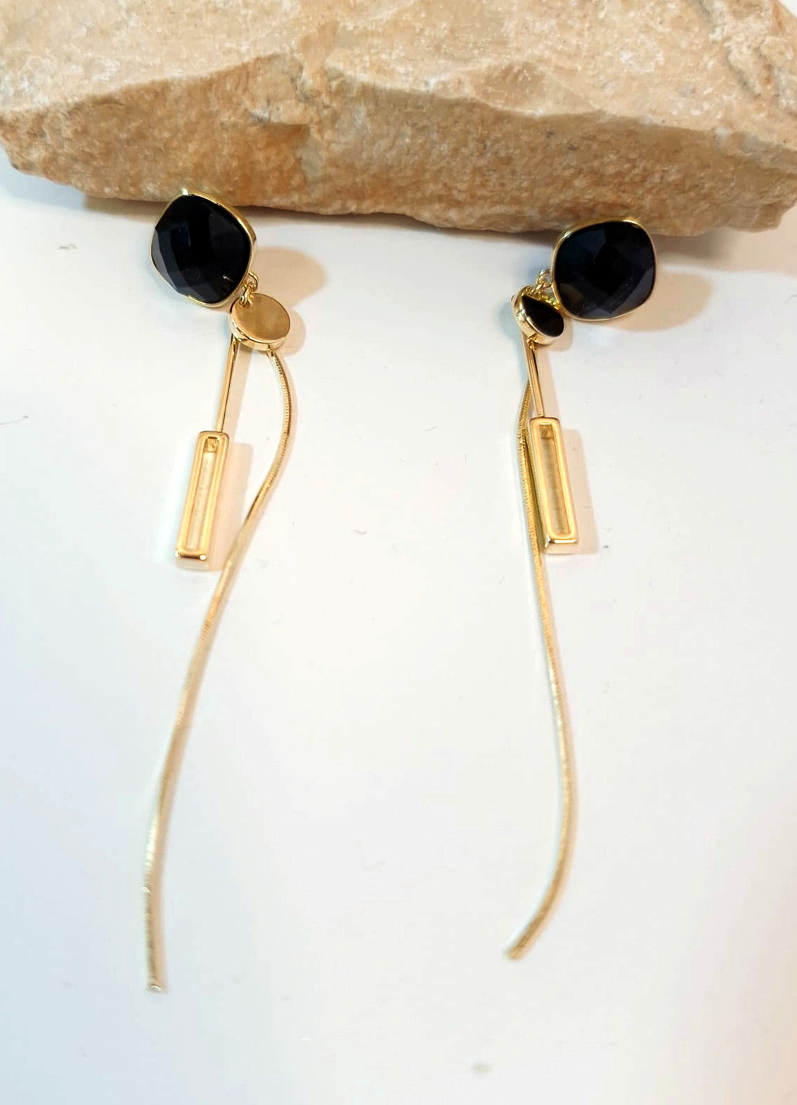 הדרא, עגיל צמוד שחור עם פרנז זהב