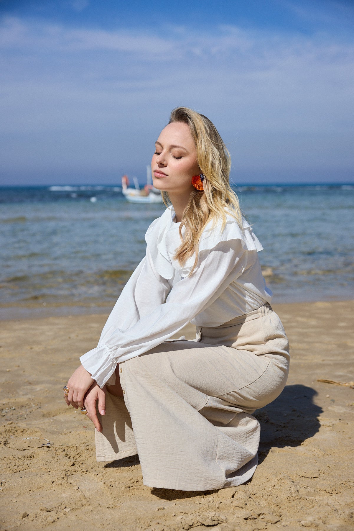 הדרא-קולקציית אביב, חצאית ארוכה בצבע בז' עם כפתורים מקדימה, חצאית חגיגית