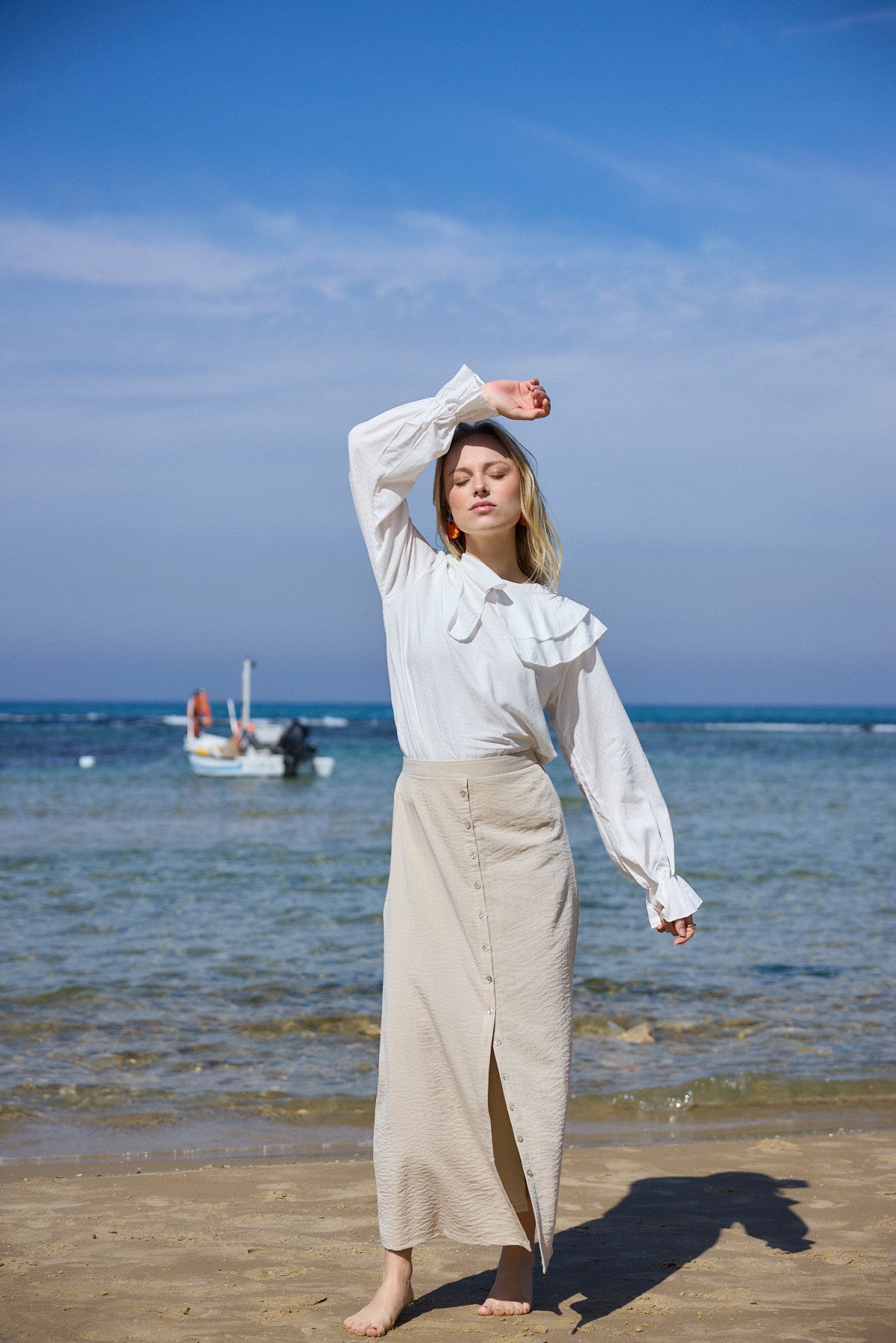 הדרא-קולקציית אביב, חצאית ארוכה בצבע בז' עם כפתורים מקדימה, חצאית חגיגית