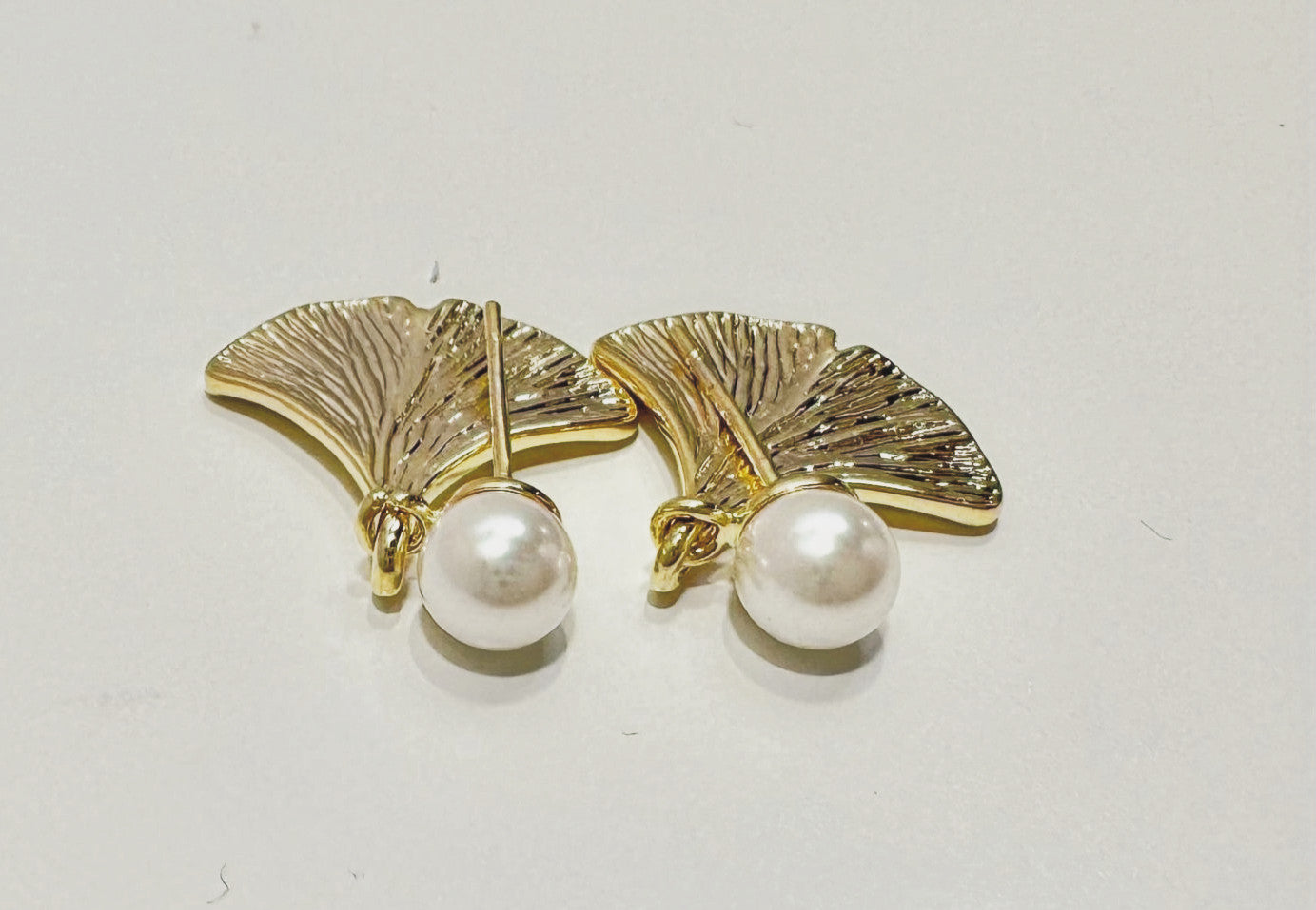 הדרא, עגיל זהב עם פנינה