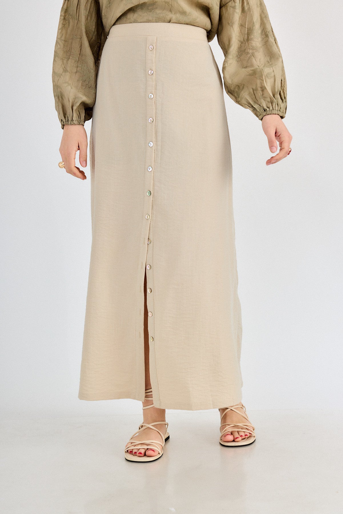 הדרא-קולקציית אביב, חצאית ארוכה בצבע בז' עם כפתורים מקדימה, חצאית חגיגית