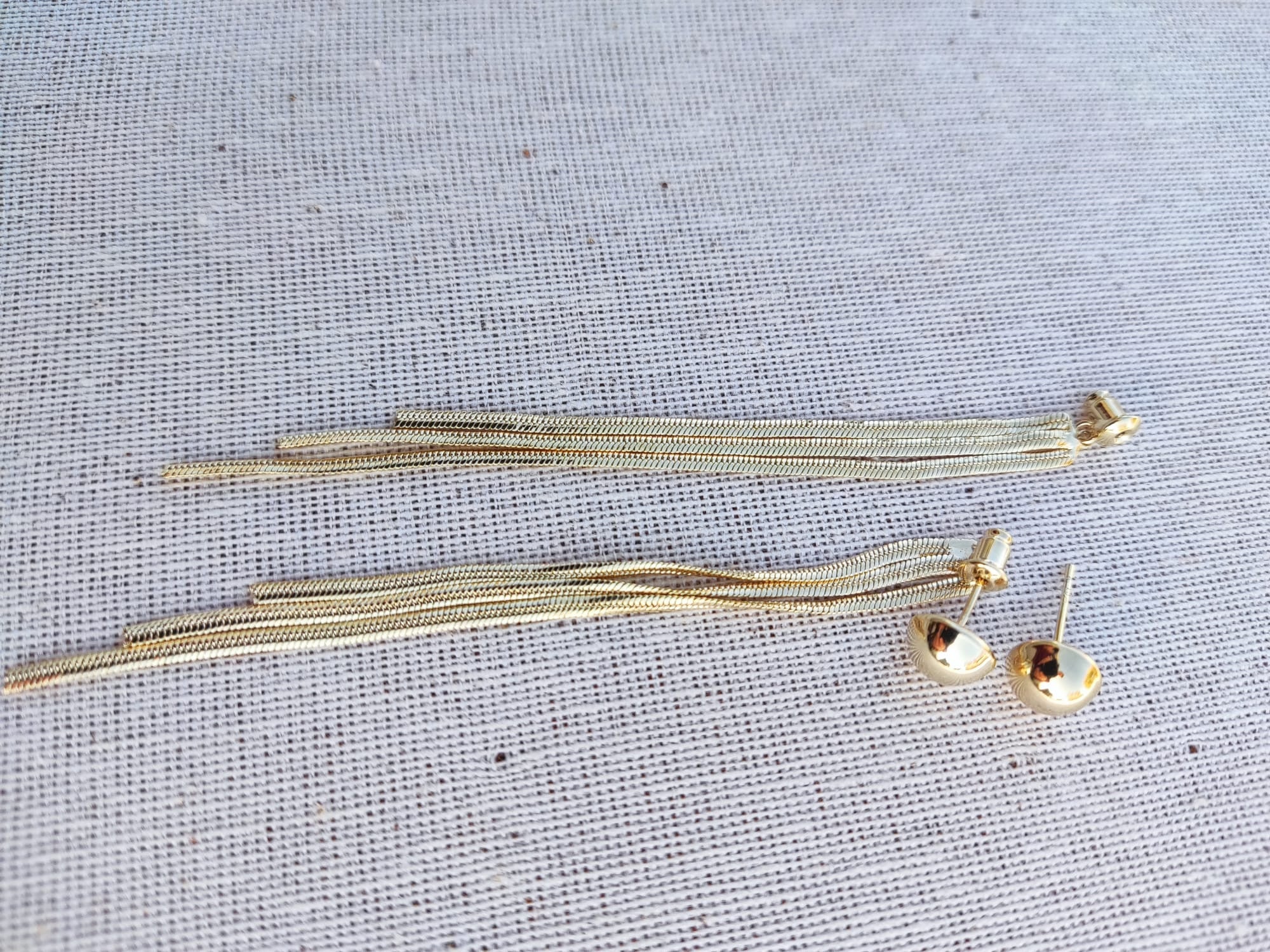 הדרא, עגיל זהב צמוד עם פרנז