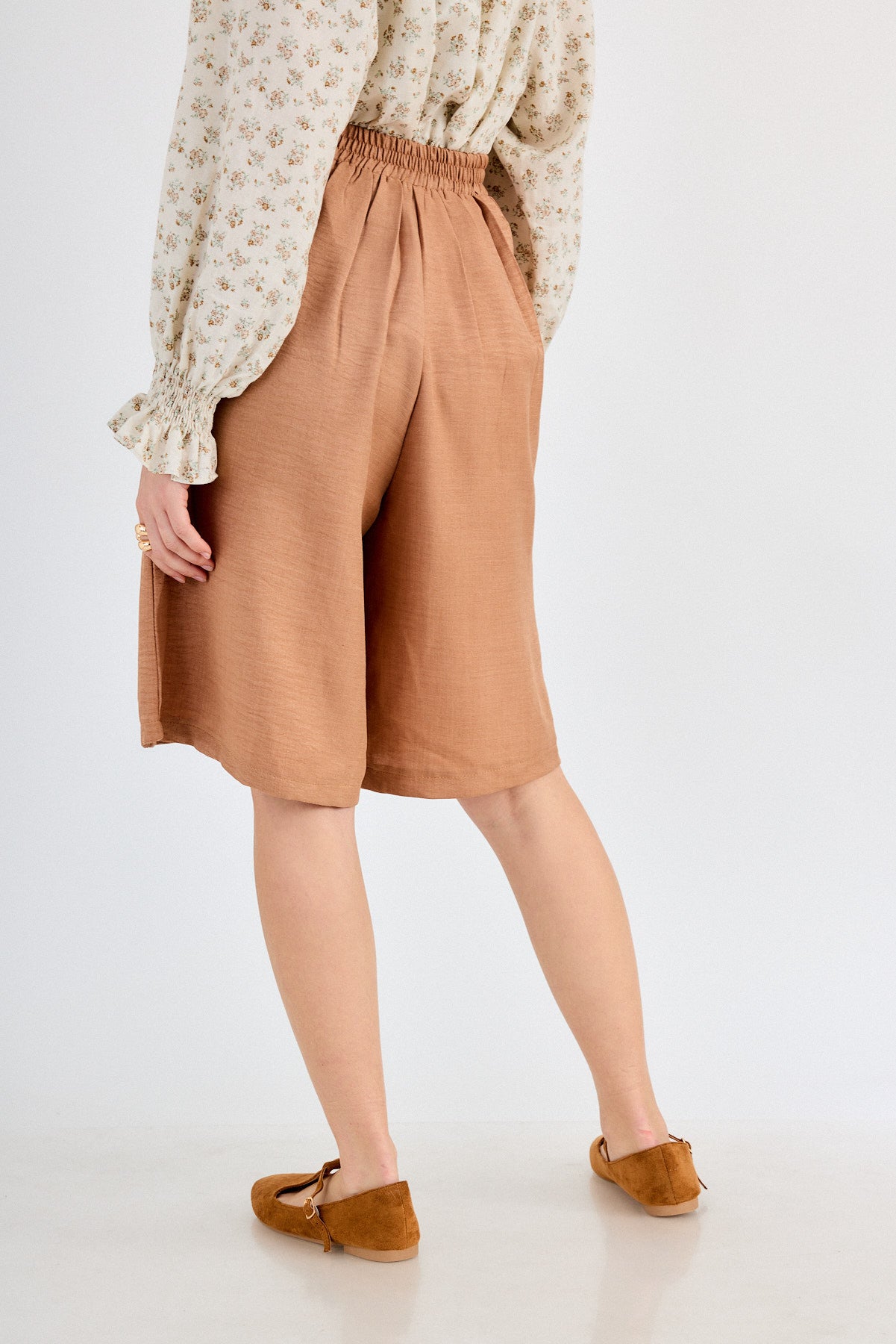 הדרא-קולקציית אביב, מכנס חצאית קצר בצבע חום, מכנס אלגנטי