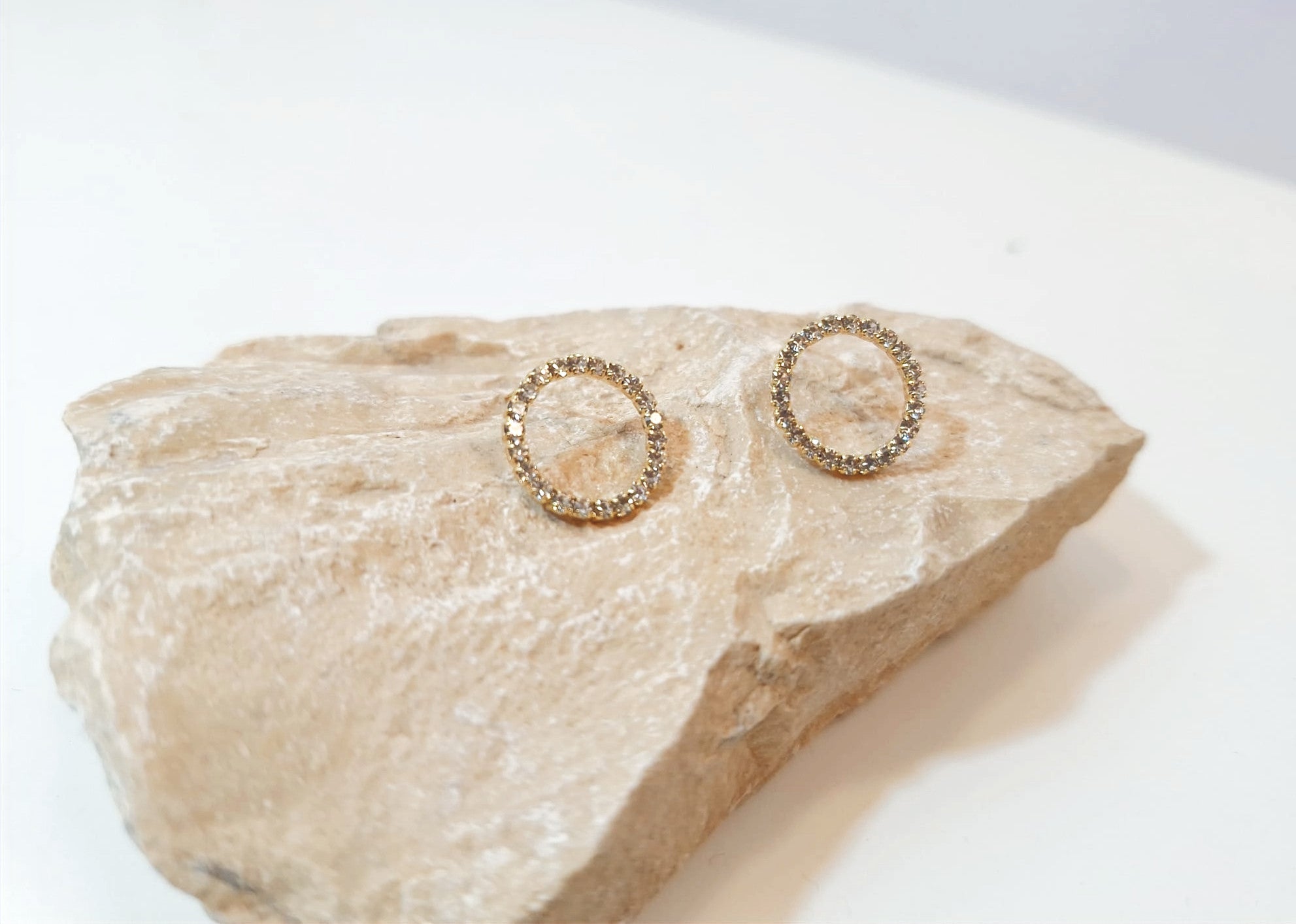 הדרא, עגיל זהב עם יהלומים