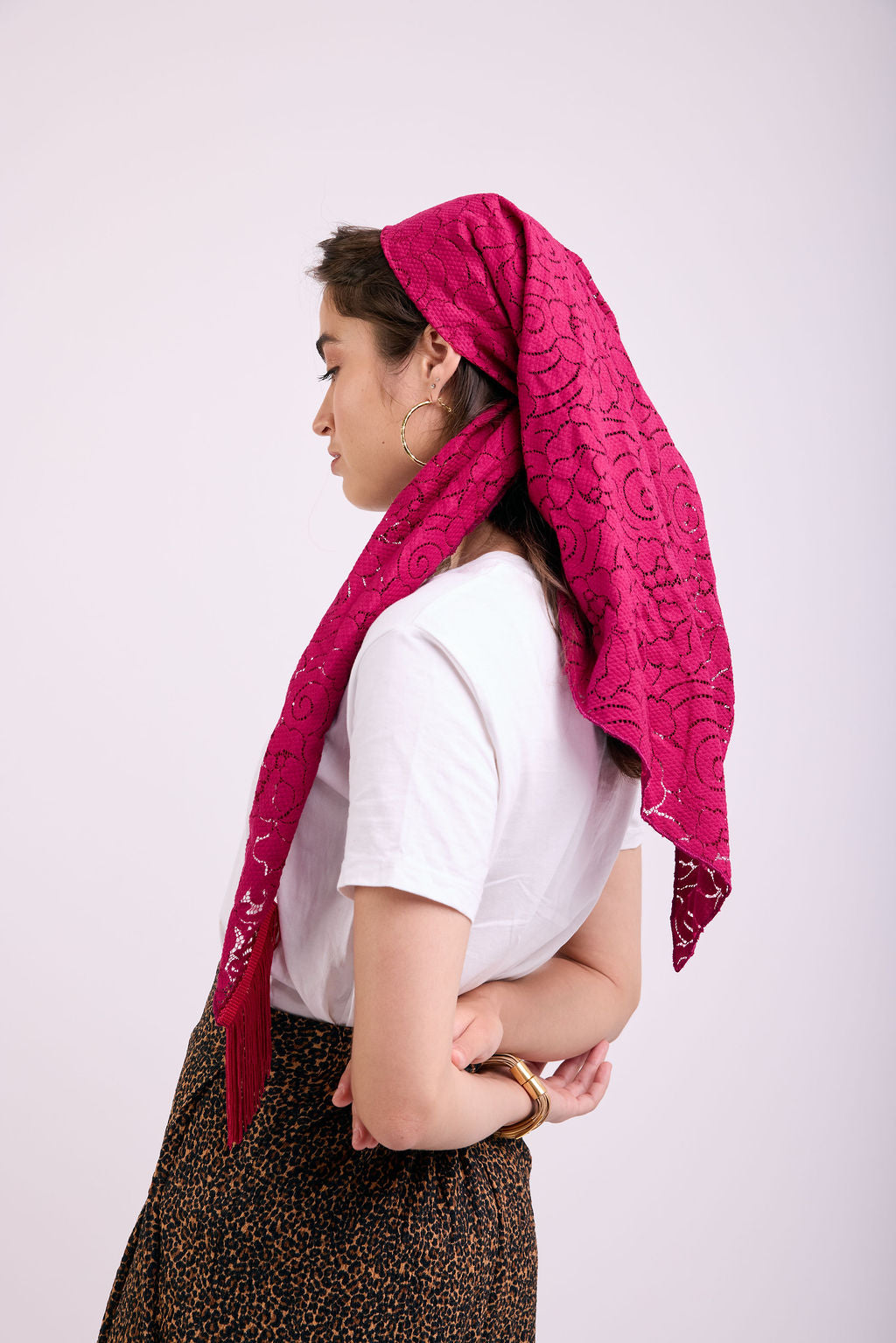 הדרא, קולקציית מטפחות קיץ, מטפחת משולשת בצבע דובדבן עם פרנז תואם, משולש יומיומי, צילום מהגב