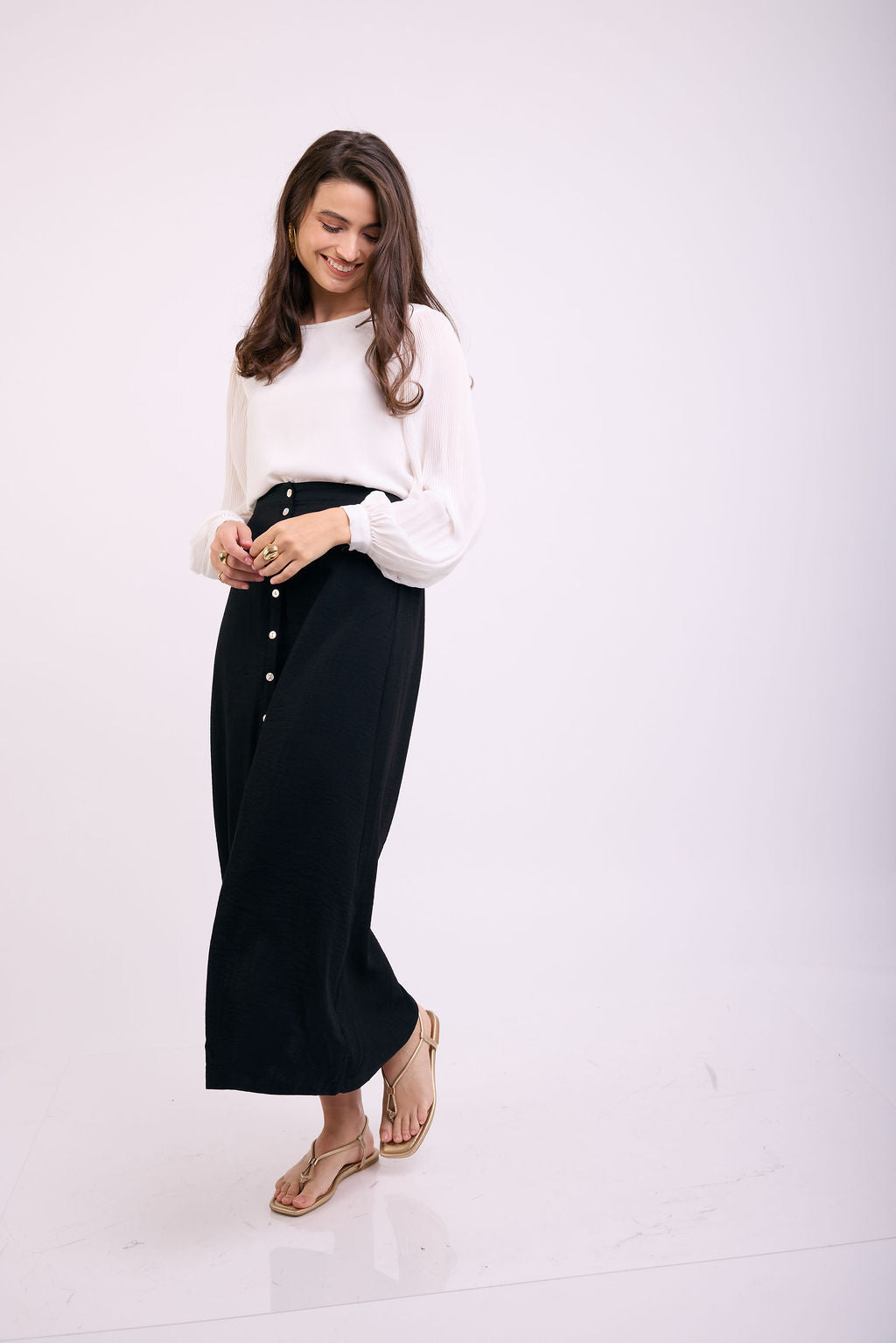 הדרא, חצאית שחורה ארוכה עם כפתורים