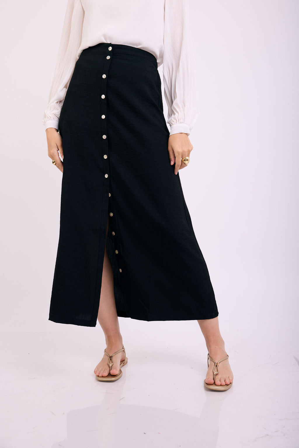 הדרא, חצאית שחורה ארוכה עם כפתורים