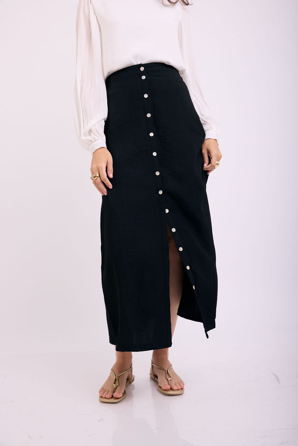 הדרא, חצאית שחורה ארוכה עם כפתורים