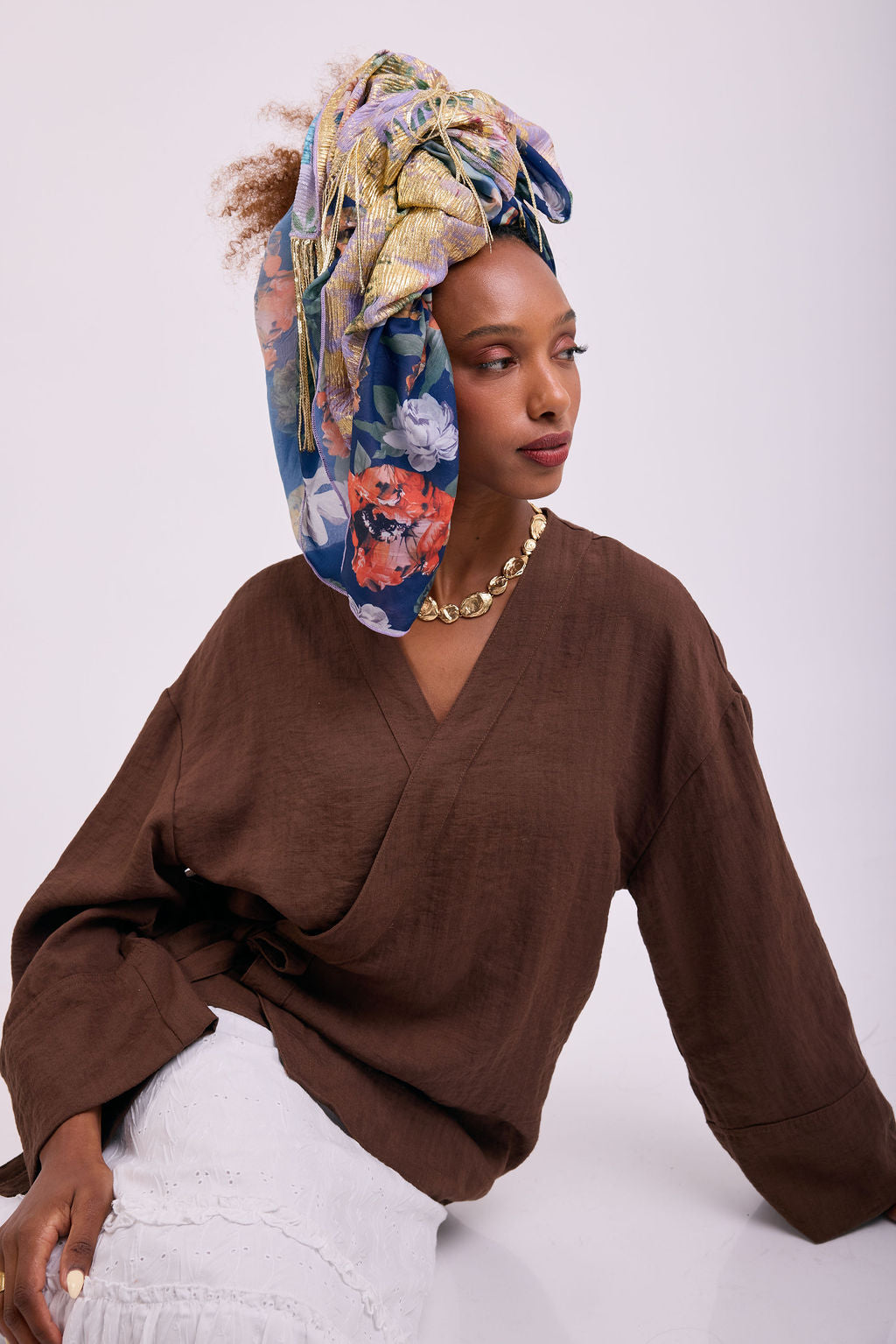 הדרא, קולקציית קיץ, מטפחת חגיגית, מטפחת שילוב בדים- בד פרחוני ובד קרפ זהבי