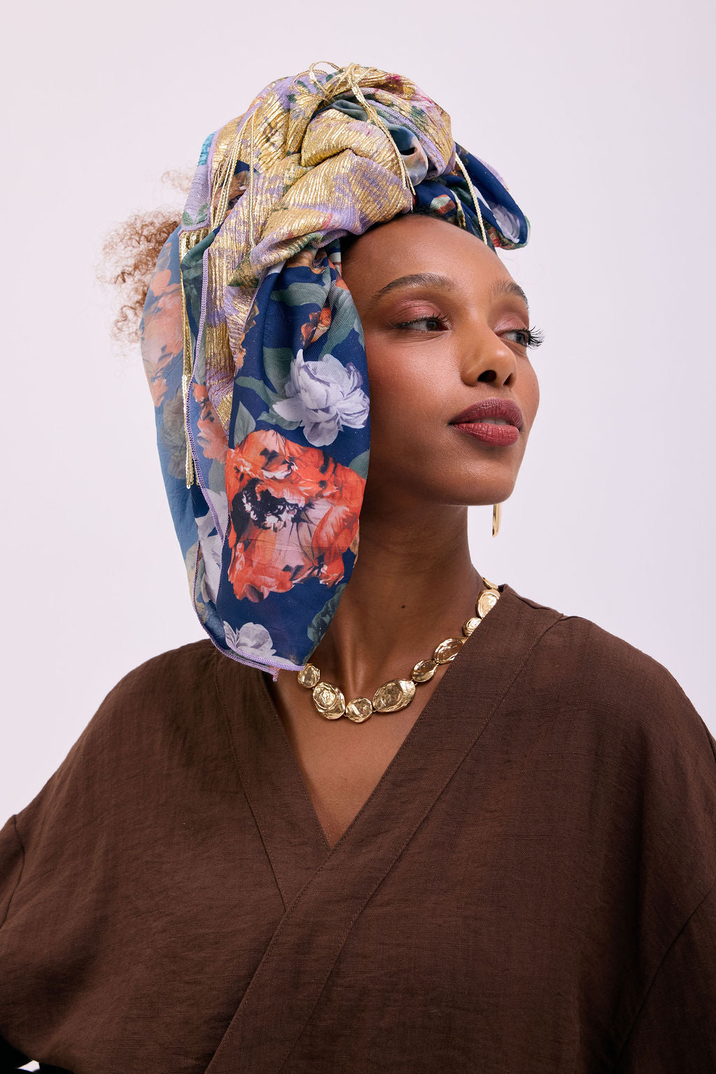 הדרא, קולקציית קיץ, מטפחת חגיגית, מטפחת שילוב בדים- בד פרחוני ובד קרפ זהבי