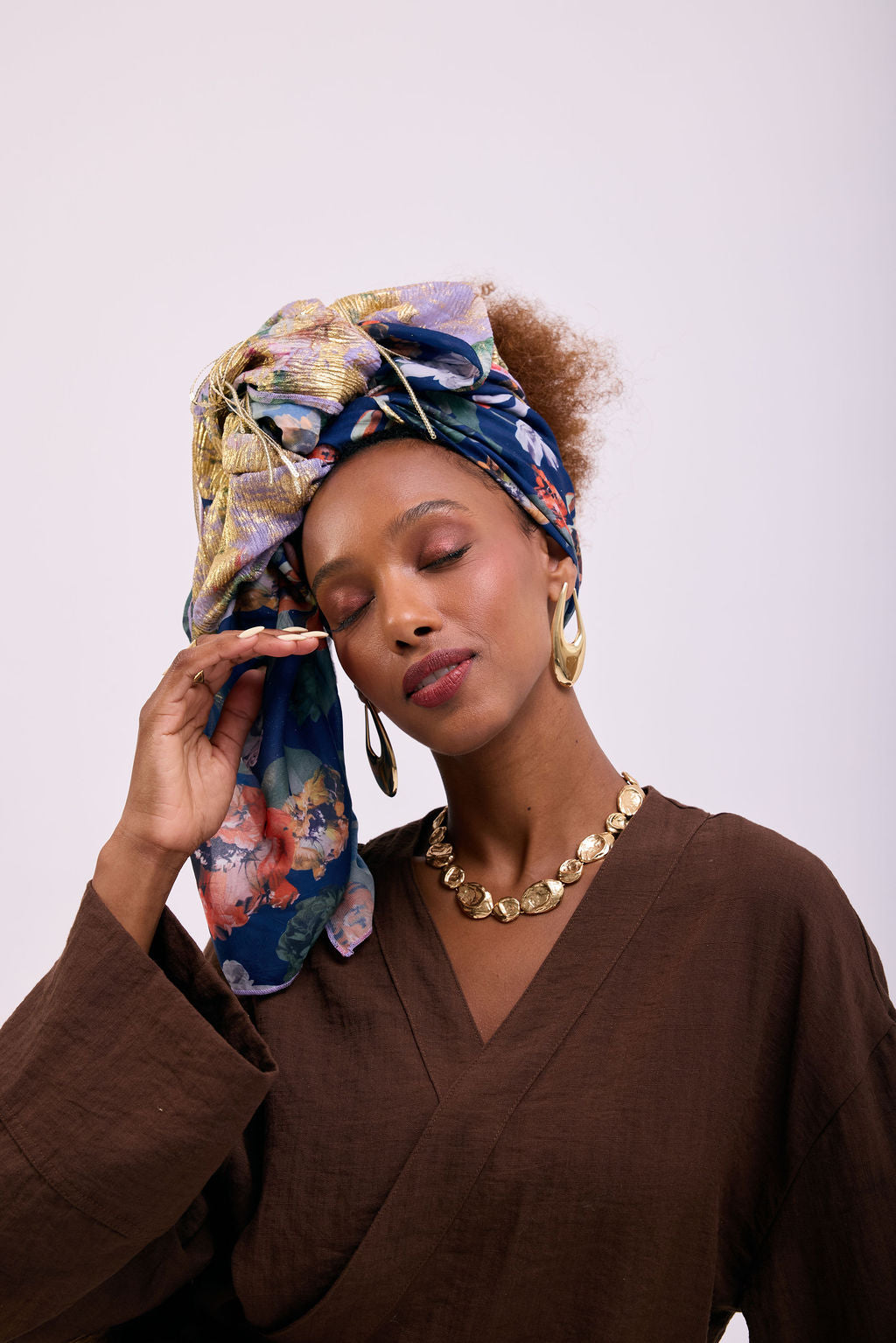 הדרא, קולקציית קיץ, מטפחת חגיגית, מטפחת שילוב בדים- בד פרחוני ובד קרפ זהבי