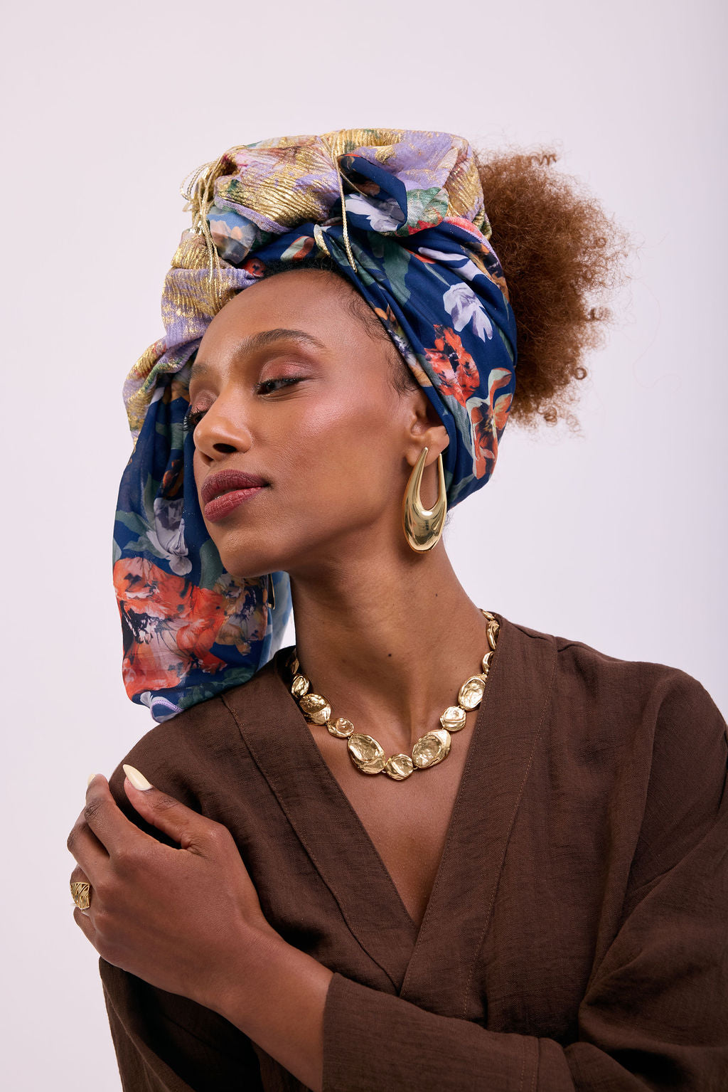 הדרא, קולקציית קיץ, מטפחת חגיגית, מטפחת שילוב בדים- בד פרחוני ובד קרפ זהבי