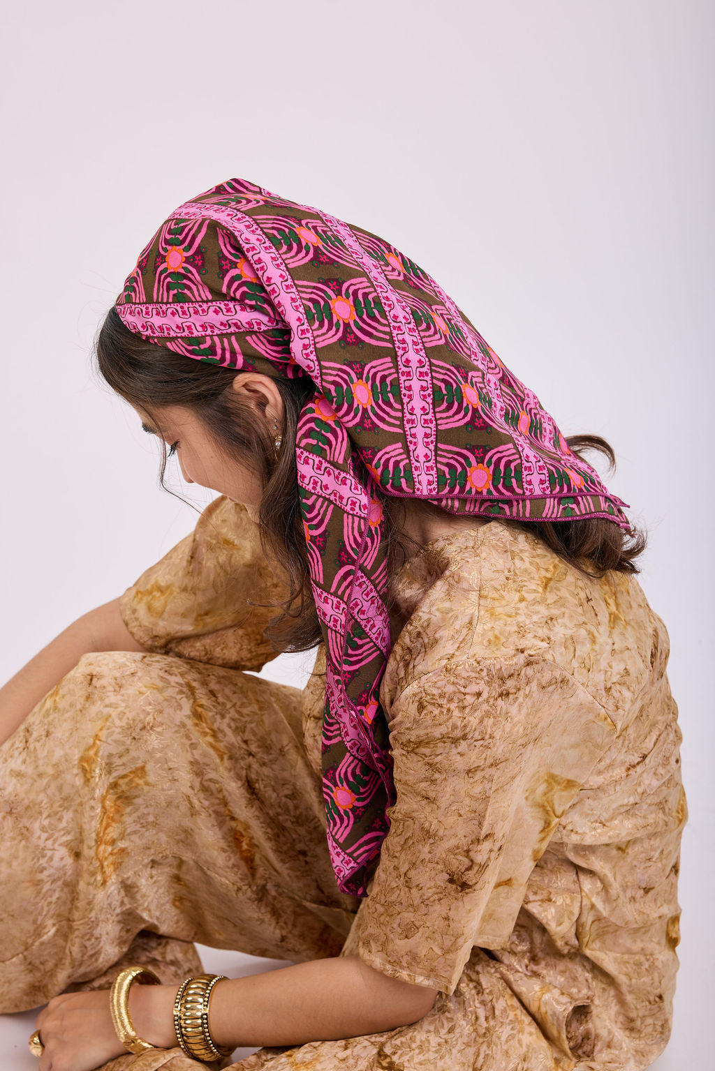 הדרא, קולקציית מטפחות קיץ, מטפחת מרובעעת הדפס ורוד, מרובעת חגיגית