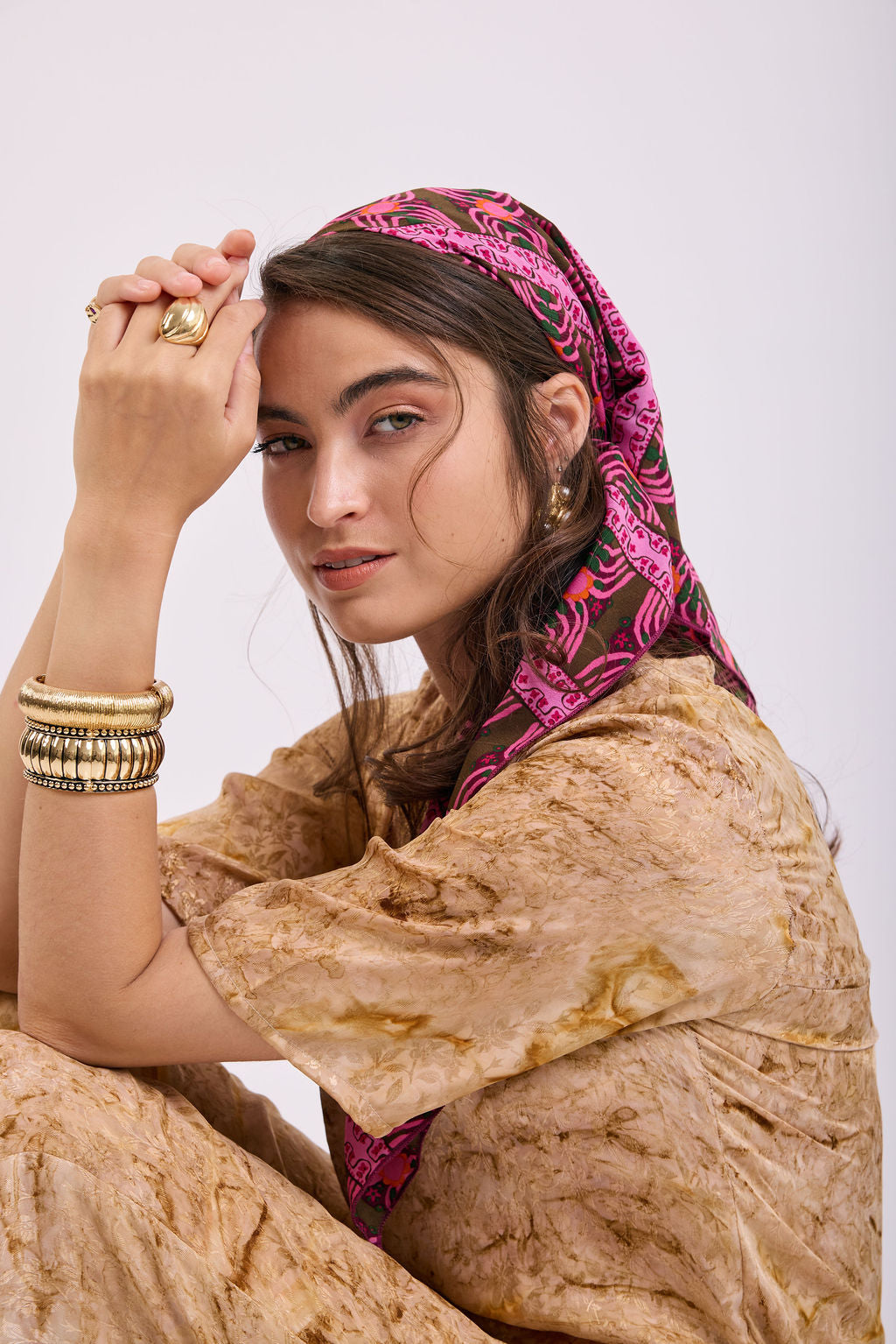 הדרא, קולקציית מטפחות קיץ, מטפחת מרובעעת הדפס ורוד, מרובעת חגיגית