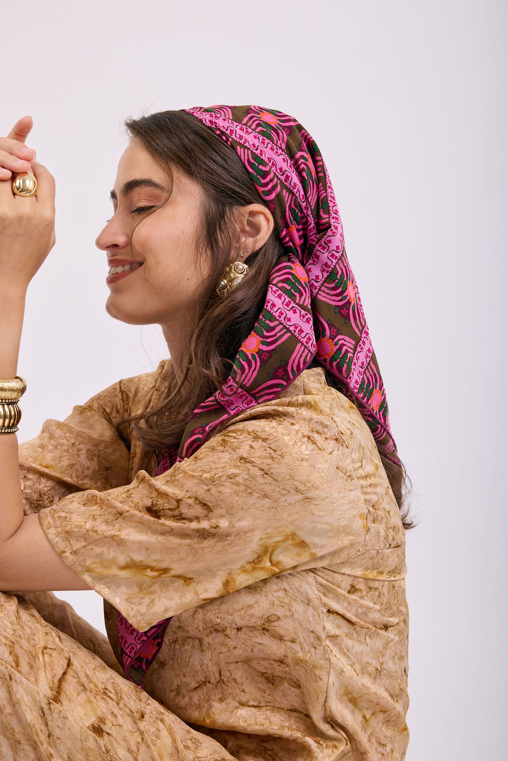 הדרא, קולקציית מטפחות קיץ, מטפחת מרובעעת הדפס ורוד, מרובעת חגיגית