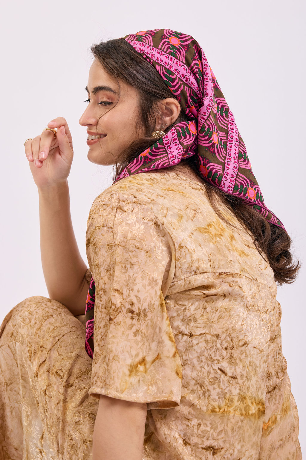 הדרא, קולקציית מטפחות קיץ, מטפחת מרובעעת הדפס ורוד, מרובעת חגיגית