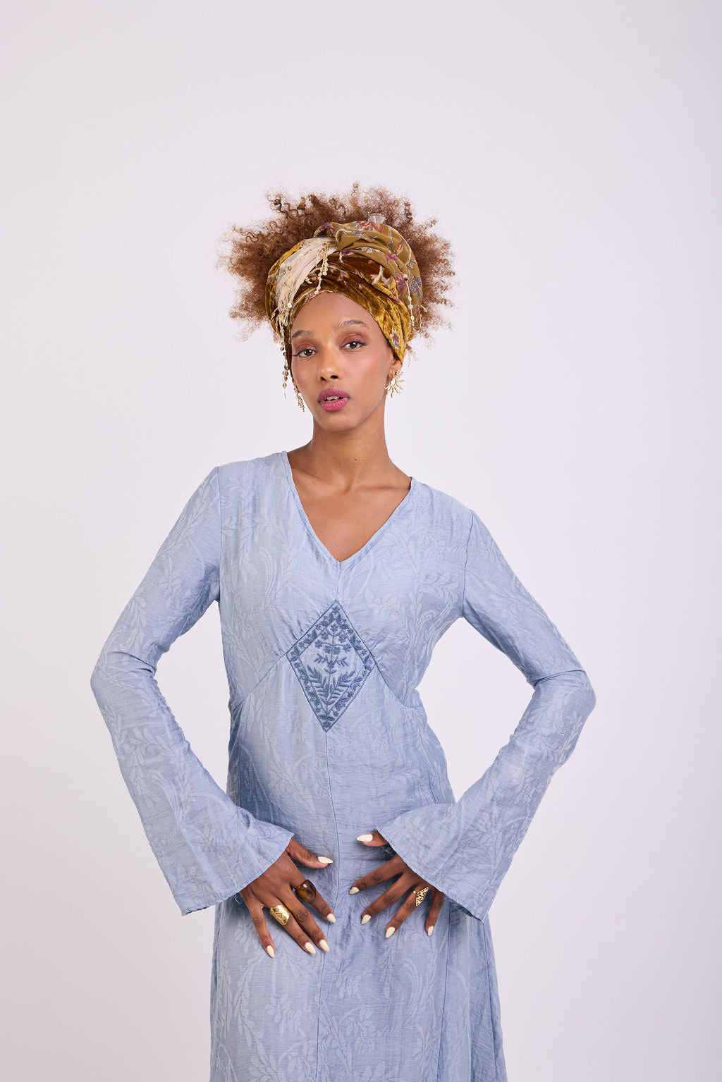 הדרא, קולקציית קיץ, מטפחת חגיגית, שילוב בד פייטים זהבי ובד פרחוני