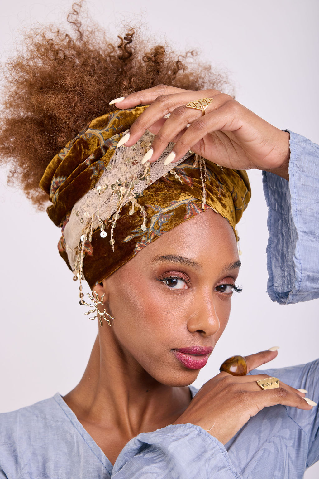 הדרא, קולקציית קיץ, מטפחת חגיגית, שילוב בד פייטים זהבי ובד פרחוני