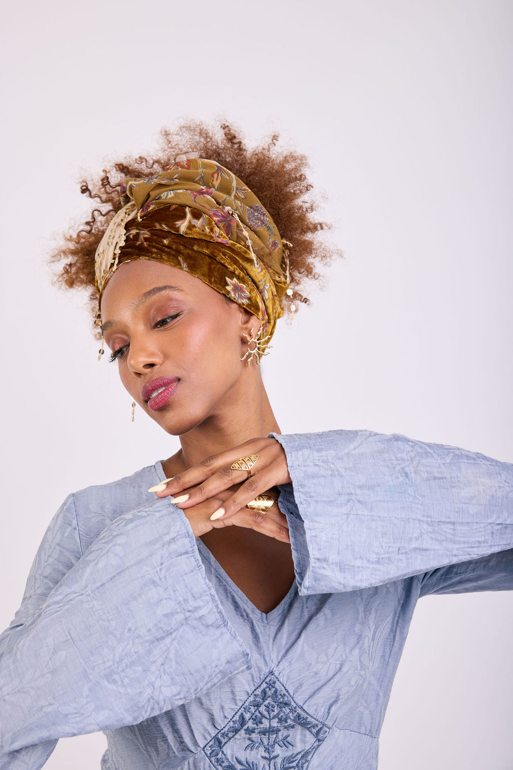 הדרא, קולקציית קיץ, מטפחת חגיגית, שילוב בד פייטים זהבי ובד פרחוני