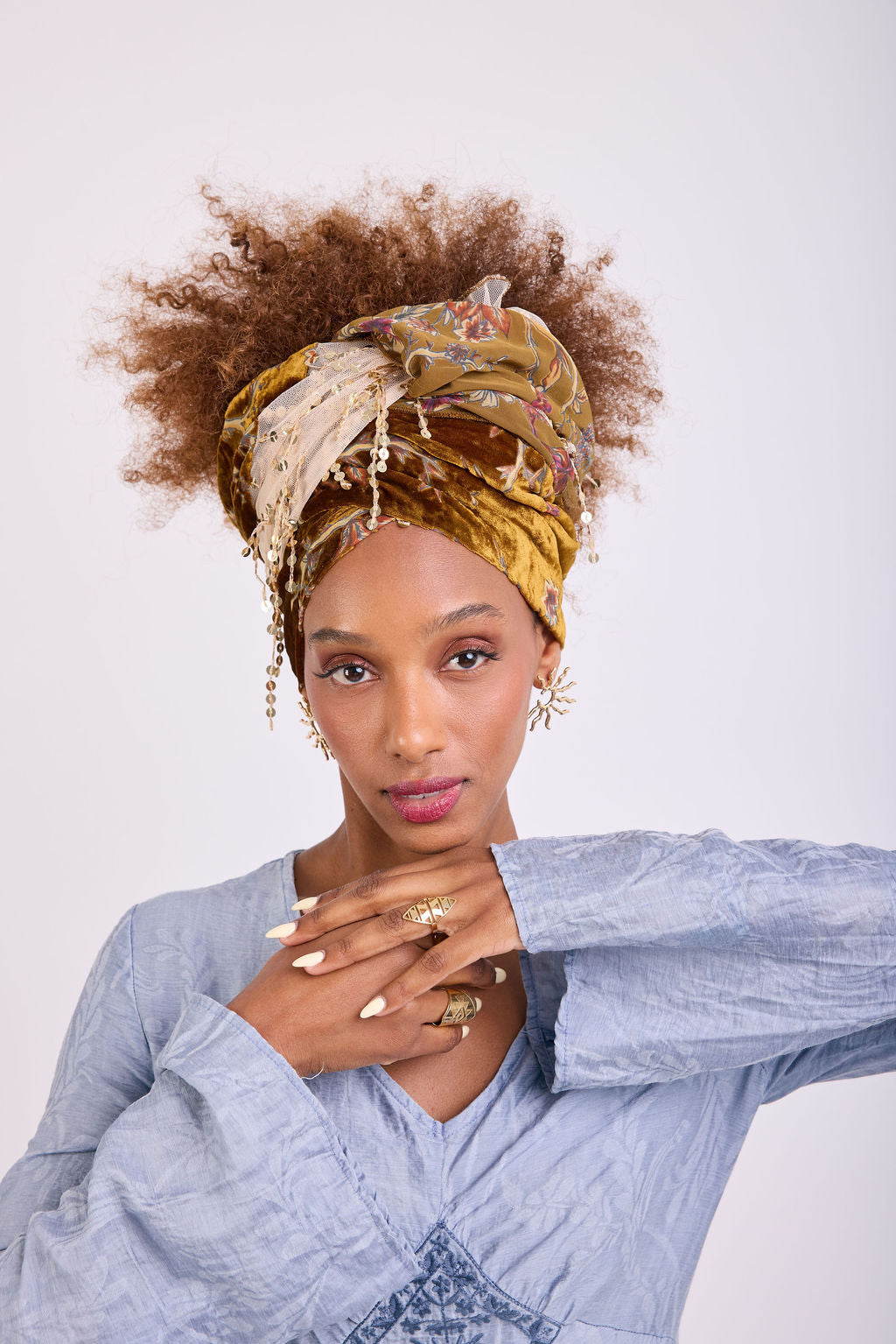 הדרא, קולקציית קיץ, מטפחת חגיגית, שילוב בד פייטים זהבי ובד פרחוני