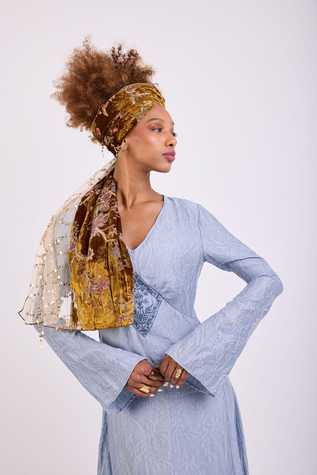 הדרא, קולקציית קיץ, מטפחת חגיגית, שילוב בד פייטים זהבי ובד פרחוני