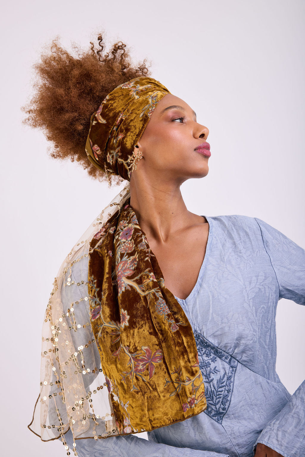 הדרא, קולקציית קיץ, מטפחת חגיגית, שילוב בד פייטים זהבי ובד פרחוני