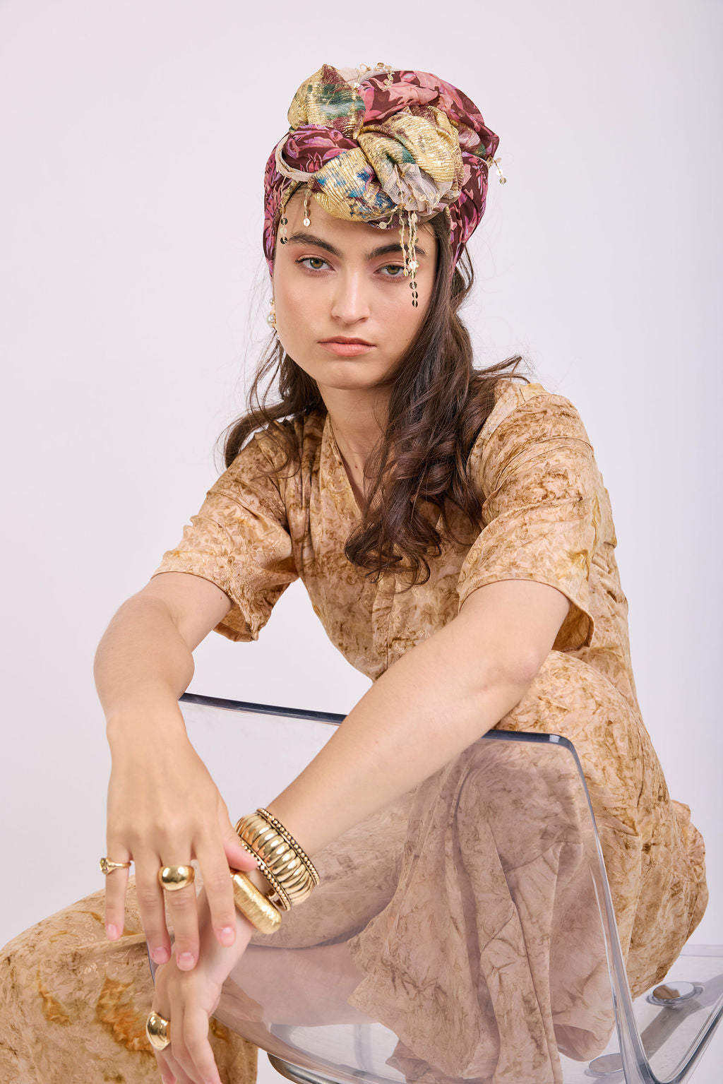 הדרא, קולקציית קיץ, מטפחת לארועים, שילוב בד פרחוני ובד קרפ זהבי, מטפחת חגיגית